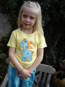 Kleine Giraffe von ganz nah...