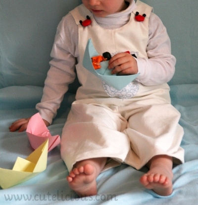 Jungen-Latzhose mit Papierboot-Knpfen