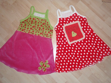* 2 Lore-Kleidchen *