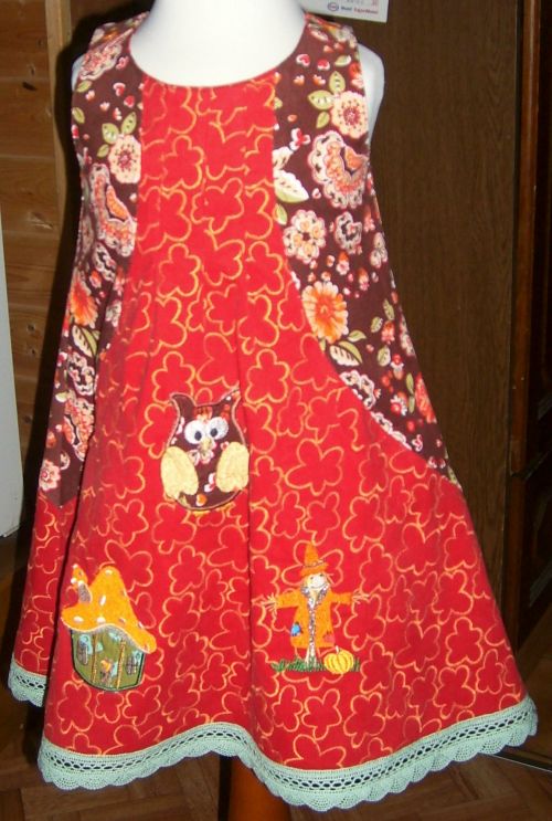 Cordkleid mit Herbstmotiven