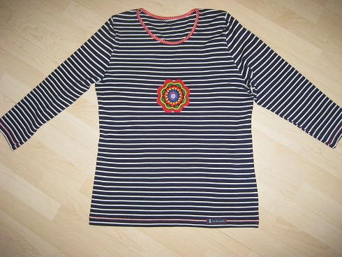 Marine-Shirt mit Hkelblume