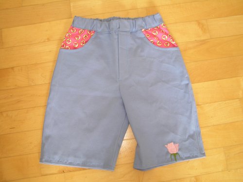 Mika als Kurzhose.