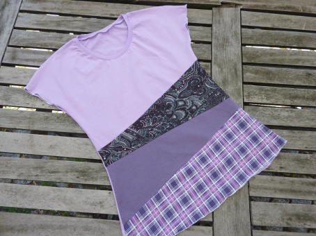 ein lila-Mix-Shirt...