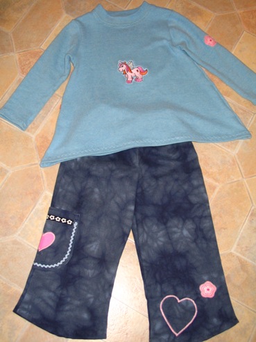 Batikjeans mit Einhornpulli