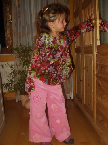 Punktehose mit Blumennicky