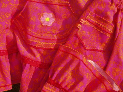 frech-romantische Tunika-Combi Detail