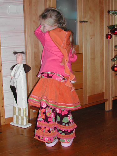 Paula in Rockhose-Kim Rckseite