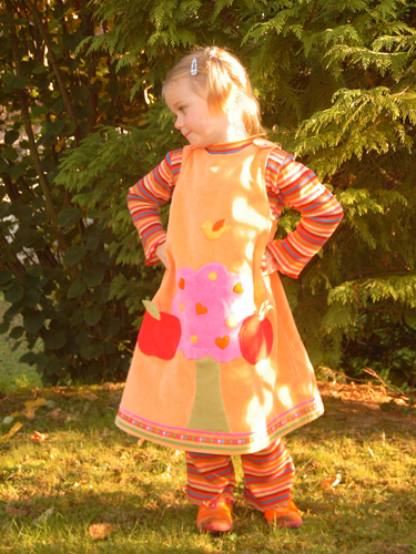 Apfelbaumkleid mit Flauschy-Kombi