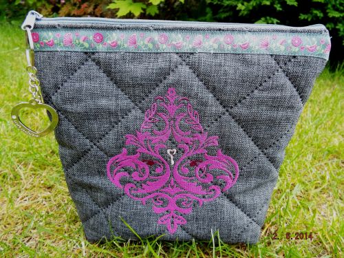 Kosmetiktasche zur Kugeltasche
