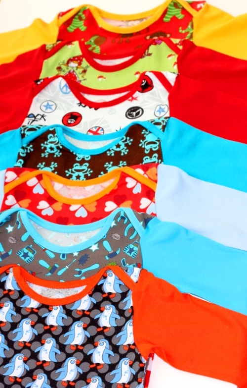 Viele bunte Babyshirts