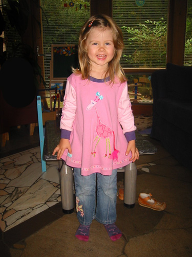 enna mit giraffe ganz in rosa angezogen