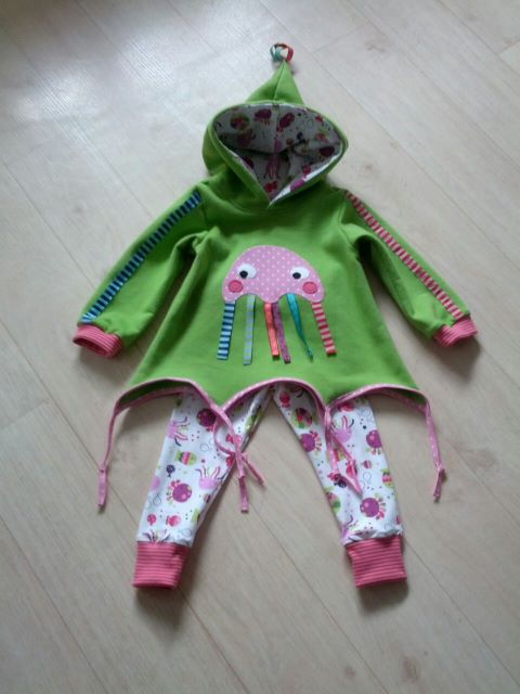 Kleine Qualle mit Leggin