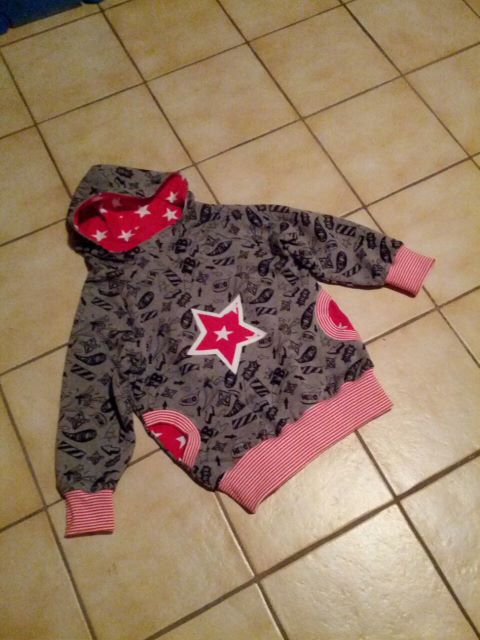 Kapuzensweat schwarz weiss rot