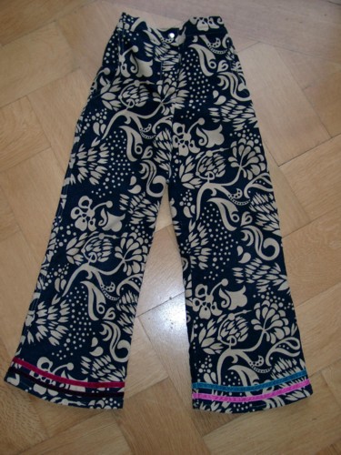 Dortje in blauen Samtstoff