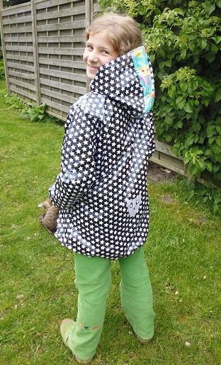 Orella als Regenjacke von hinten