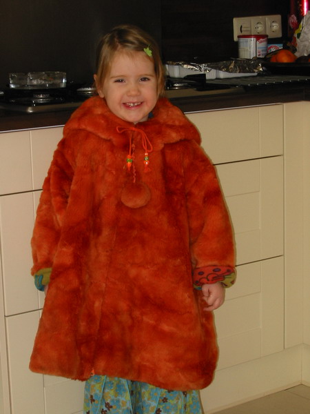 Orange kuschel wintermantel mit katzenfutter