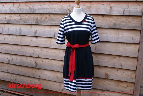 Ein Kleid im Marinestil