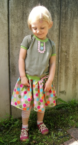Klein Fan als Kleid