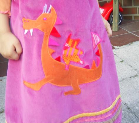 Trger Samtkleid rosa Drache