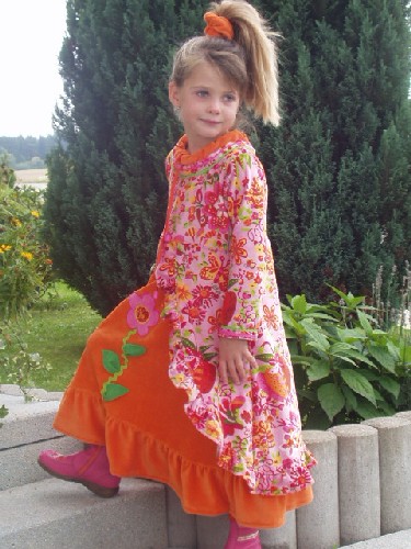 Rschiges Nickykleid mit Blume Seitenansicht