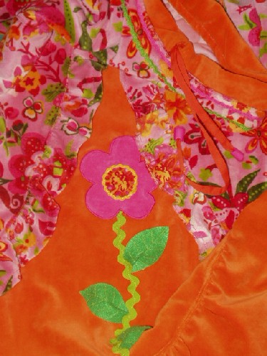 Rschiges Nickykleid mit Blume Detailbild