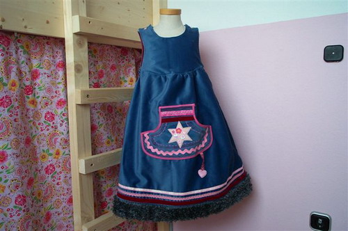 Samtkleid mit Fellrand