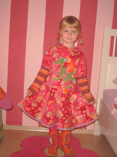 Drachen- Henrika am Modell :-)