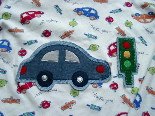 Schlafanzug mit Auto