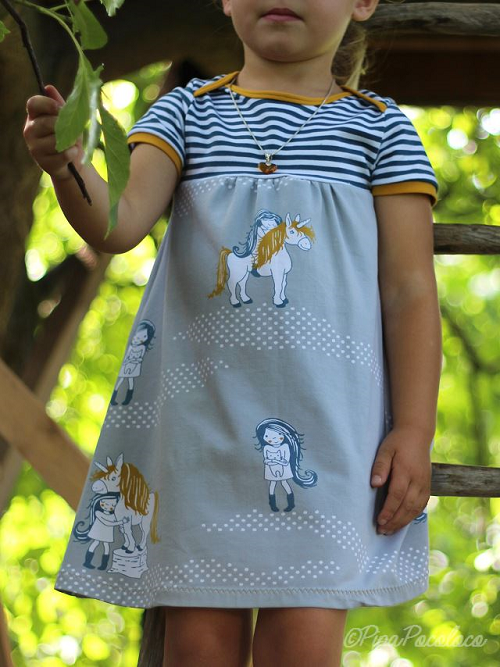 Kleid mit amerikanischem Ausschnitt