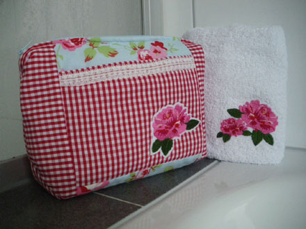 Rosali-Anschnitt :) Kosmetiktasche und Rosenhandtuch