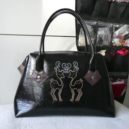 schwarze Lackledertasche