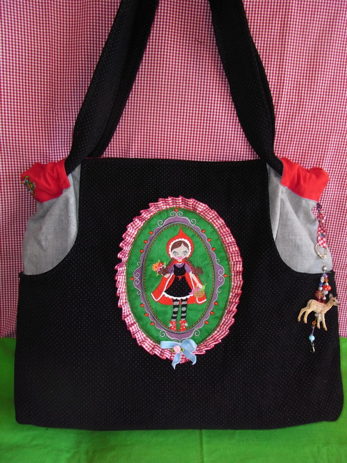 Riesenshopper mit Rotk�ppchen