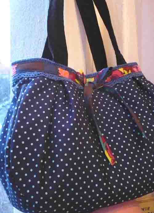 blaue Pnktchehandtasche