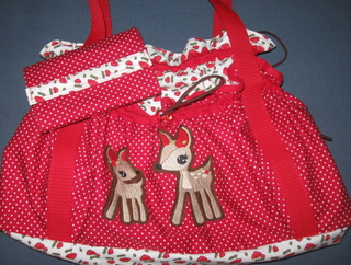 Julie mit Reh in rot