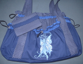 Julie in blau mit Elfe und GB