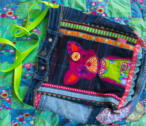 Eine Jeans-Katzen-Tasche