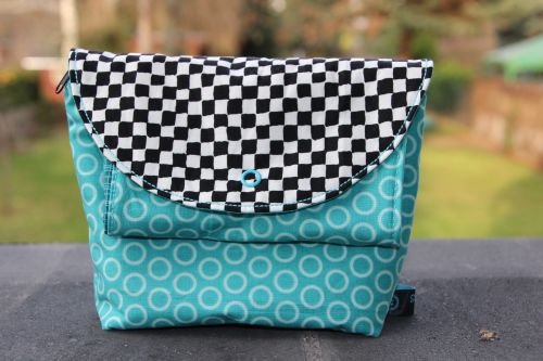 Kosmetiktasche mit Pinselrolle
