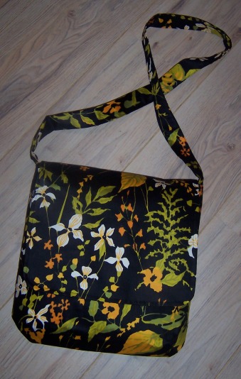 Tasche mit gelbem Futter