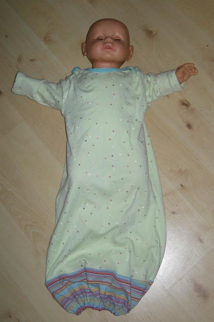 Babynachthemd angezogen