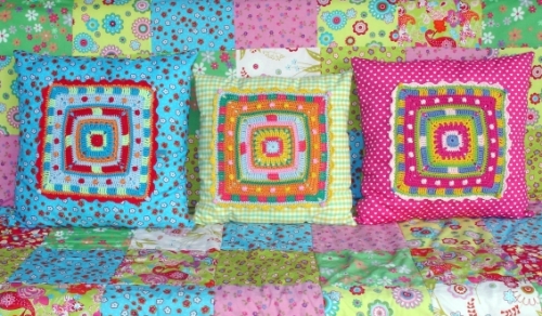 Kissen mit Granny Square Hkelapplikation