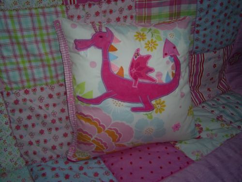 Samtdrache auf Room seven Stoff