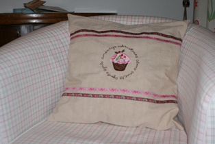 Kissen mit Muffin und Paisleybndern