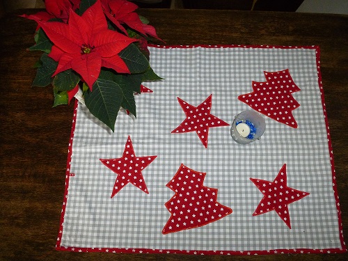 Weihnachtsdecke mit Sternen und Tannenbaum