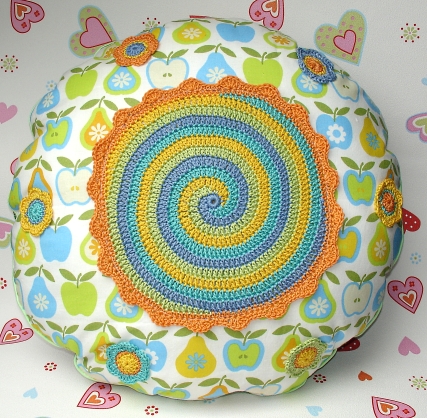 Kissen mit Spiral-Hkelapplikation