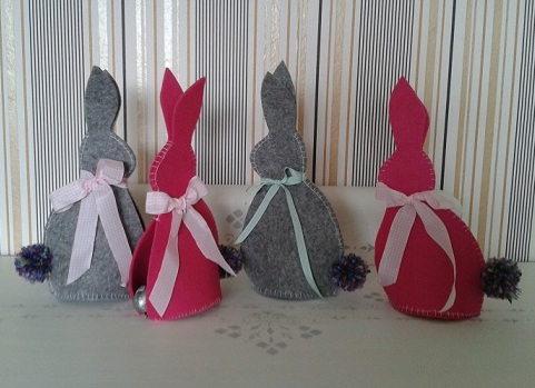 Osterhasen aus Filz mit Bauch-Versteck