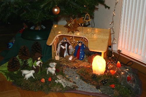 Krippe unterem Weihnachtsbaum
