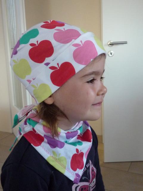 Bettina Mtze und Halstuch