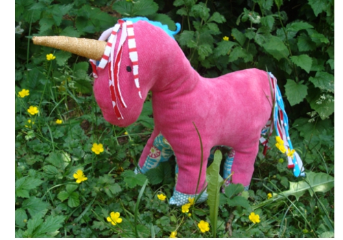 ein Einhorn mit goldenem Horn