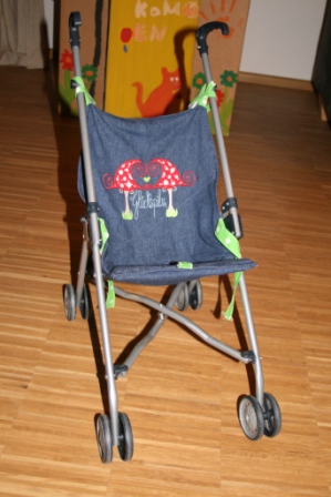 neues Kleid fr den Puppen-Buggy