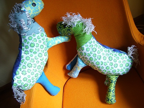 2 Knuffelpferde,